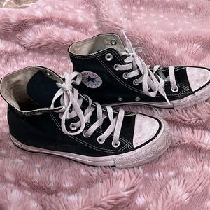 Size 6 black converse. Good condition only thing is, is that they are dirty.